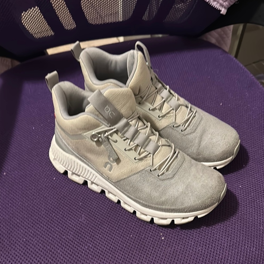 On Running Light Gray and Cream Sneakers